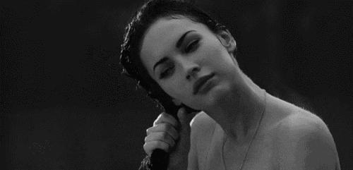 夏天头发爱出油是怎么回事,头发爱出油还有头皮屑小妙招