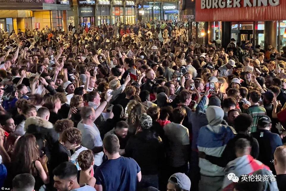 英格兰进球球迷疯狂欢呼,英格兰球迷疯狂庆祝淘汰德国