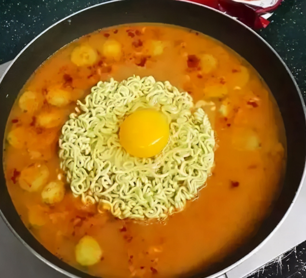 煮方便面鸡蛋直接放进去吗,煮方便面把鸡蛋打散