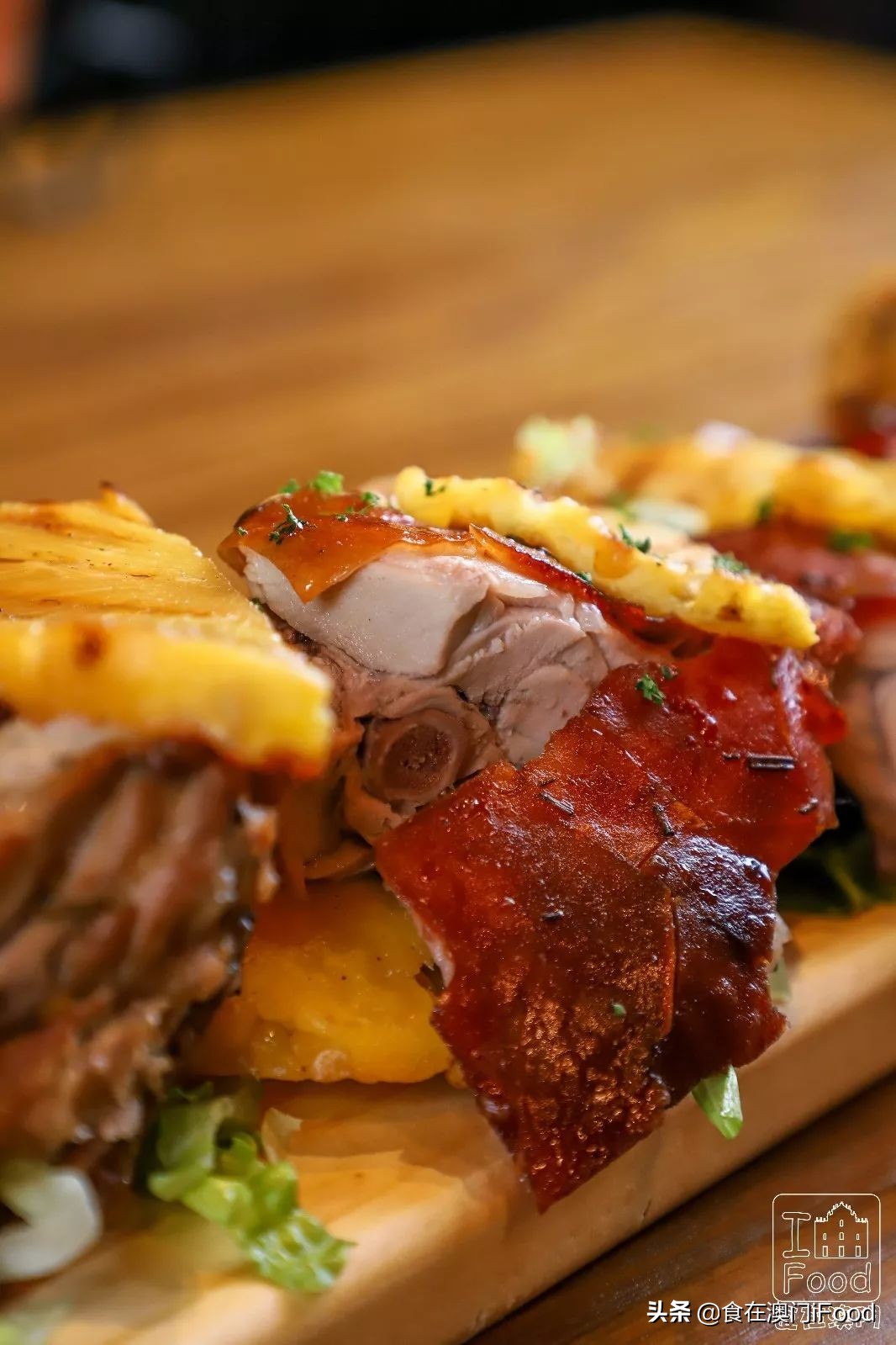 澳门探店｜新马路有一家人气斜坡西餐厅！菠萝BB猪必吃