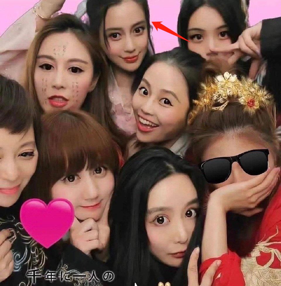 连她都要镶边合影的聚会，来头这么大？