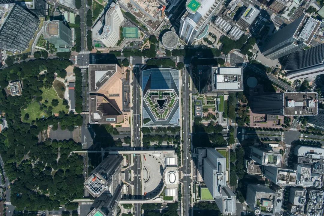 为高层穿“裙子”，新宿住友商事大楼/日建设计