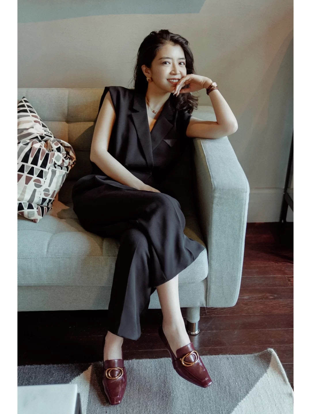 夏日穿鞋不要再选这3个颜色了，容易显脚黑，不洋气