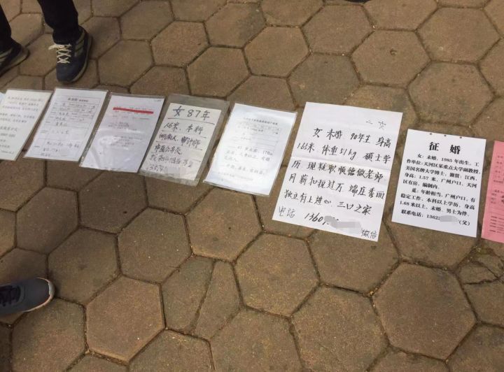 在相亲角逛了一圈,我们差点脱不开身