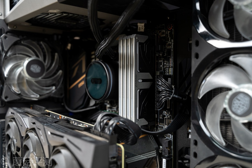 颜值和性能都很能打、扎达克SPARK台式机内存条评测