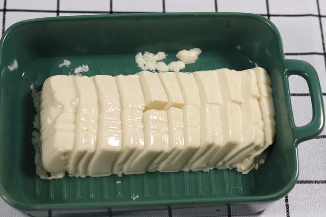 如何巧切皮蛋不粘刀呢,皮蛋豆腐怎么把豆腐完整取出