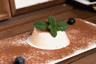 之心城这家餐厅堪称“西餐界CHANEL”，小姐姐们都抢着去