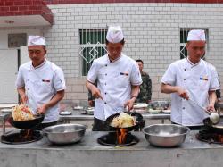 三尺灶台烹尽人生百味,三尺灶台燃战火炊事比武砺精兵