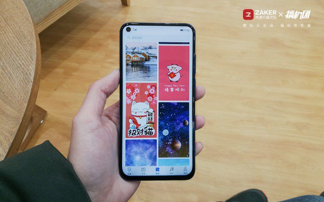 挖孔屏好用吗，相机自带8倍镜，能玩英雄联盟：荣耀V20体验