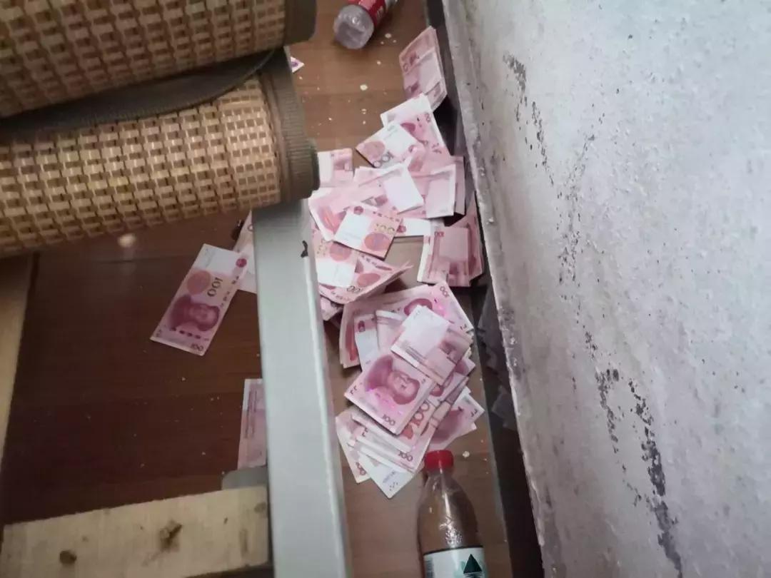 一句“不许动！”他们把钱当废纸一样乱丢……