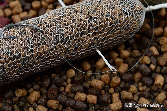 外国人钓鱼打窝技巧,老外用超大饵钓鱼