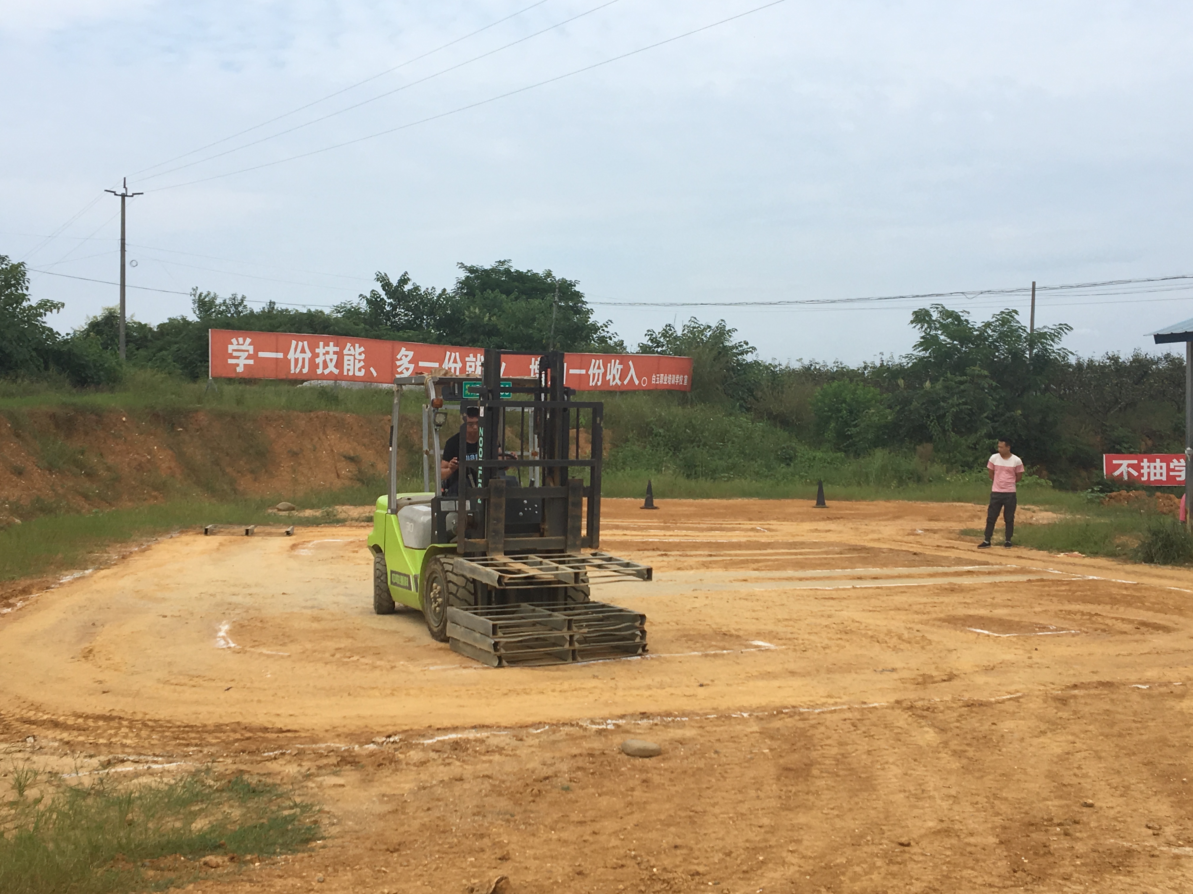 开叉车的安全隐患,开叉车危险程度高吗