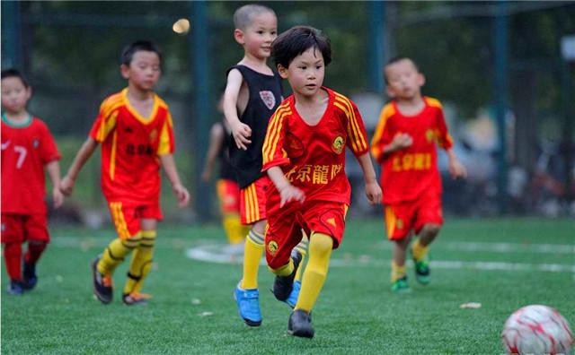 5岁可以练颠球吗,5岁天才踢球