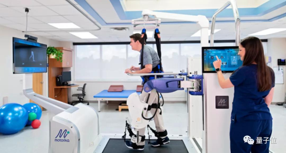 瘫痪小姐姐借助外骨骼自主行走,瘫痪小姐姐靠自己站起来