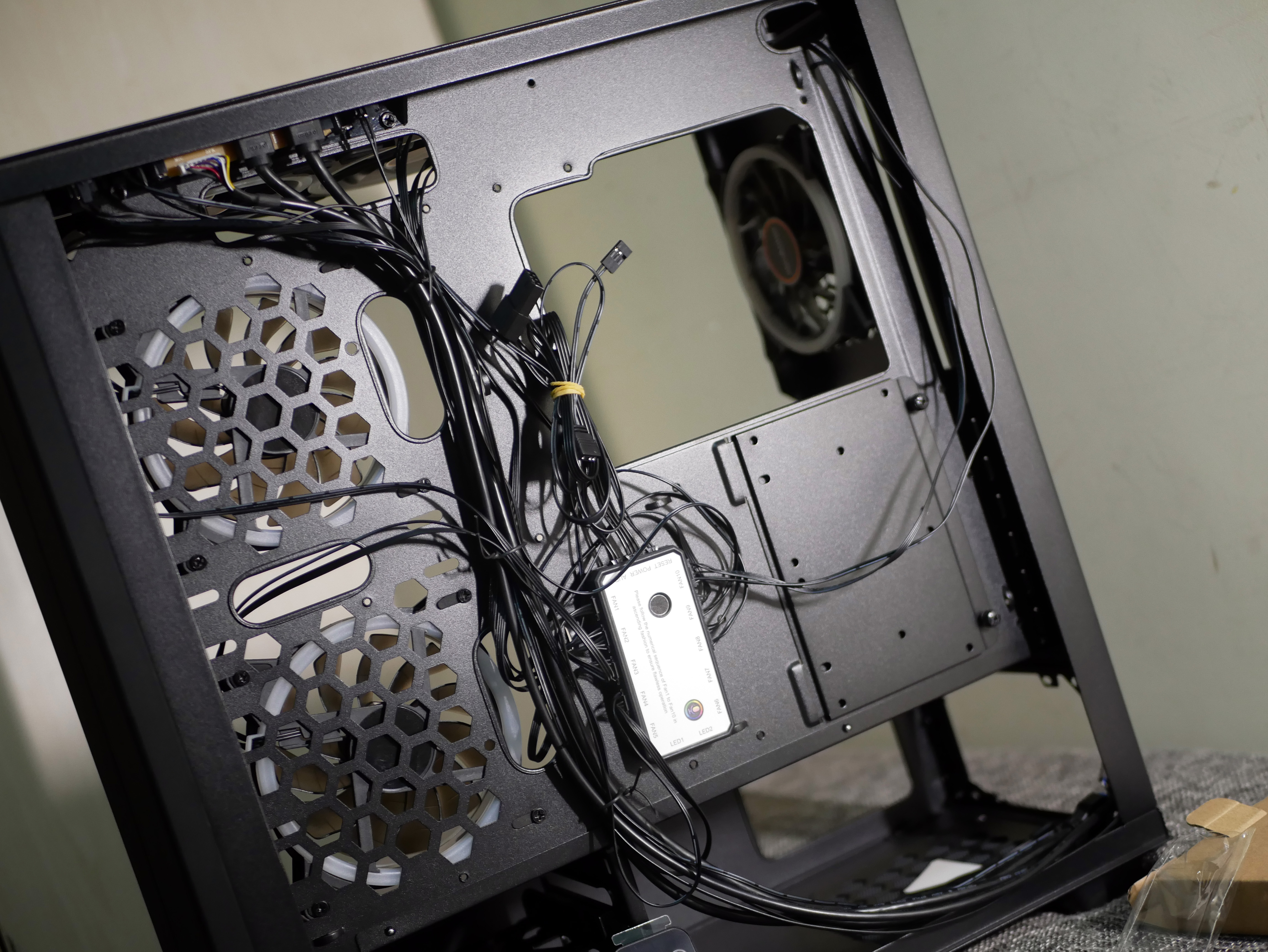 RGB机箱怎么玩？电铠DK104、650W超级巨龙S6模组电源体验