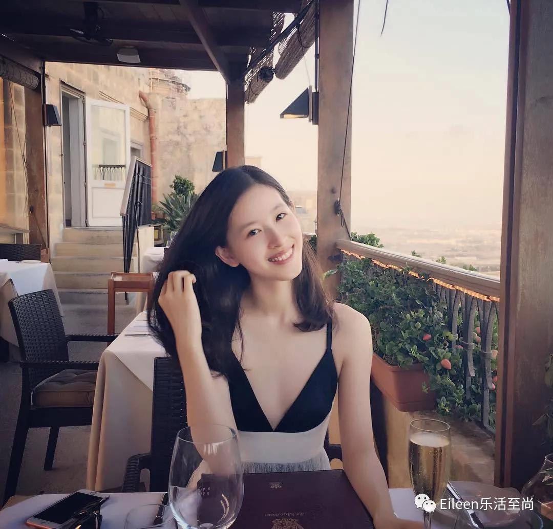 合影被裁？奶茶妹妹的千亿名媛晋级路还有多长？