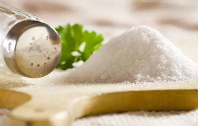 食盐的最强妙用,日常生活中的食盐有哪些妙用