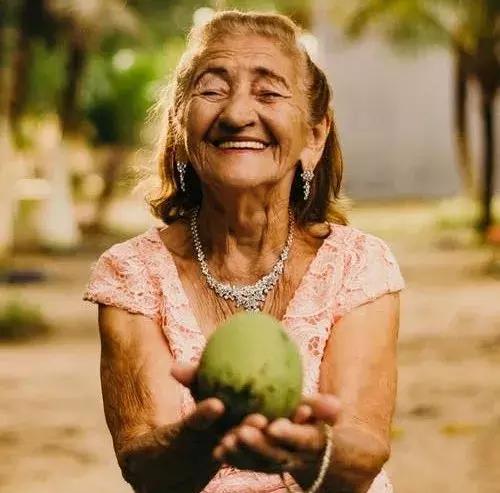 世界微笑日美好生活藏在眼角眉梢,世界微笑日送你最美微笑