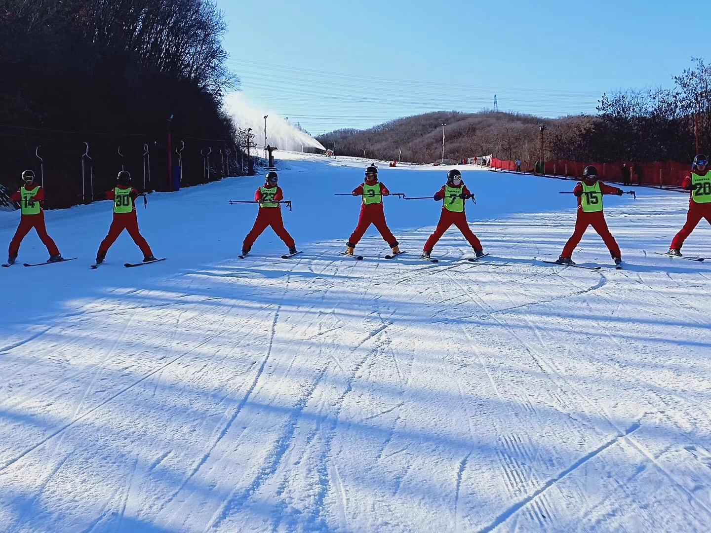 百里荒滑雪和五峰滑雪场哪个好玩 (百里荒滑雪2021何时开场)