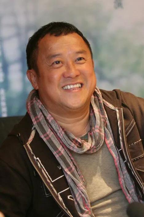 影视巨星洪金宝现身北京，戴大金镶钻链抽雪茄，和朋友相谈甚欢。