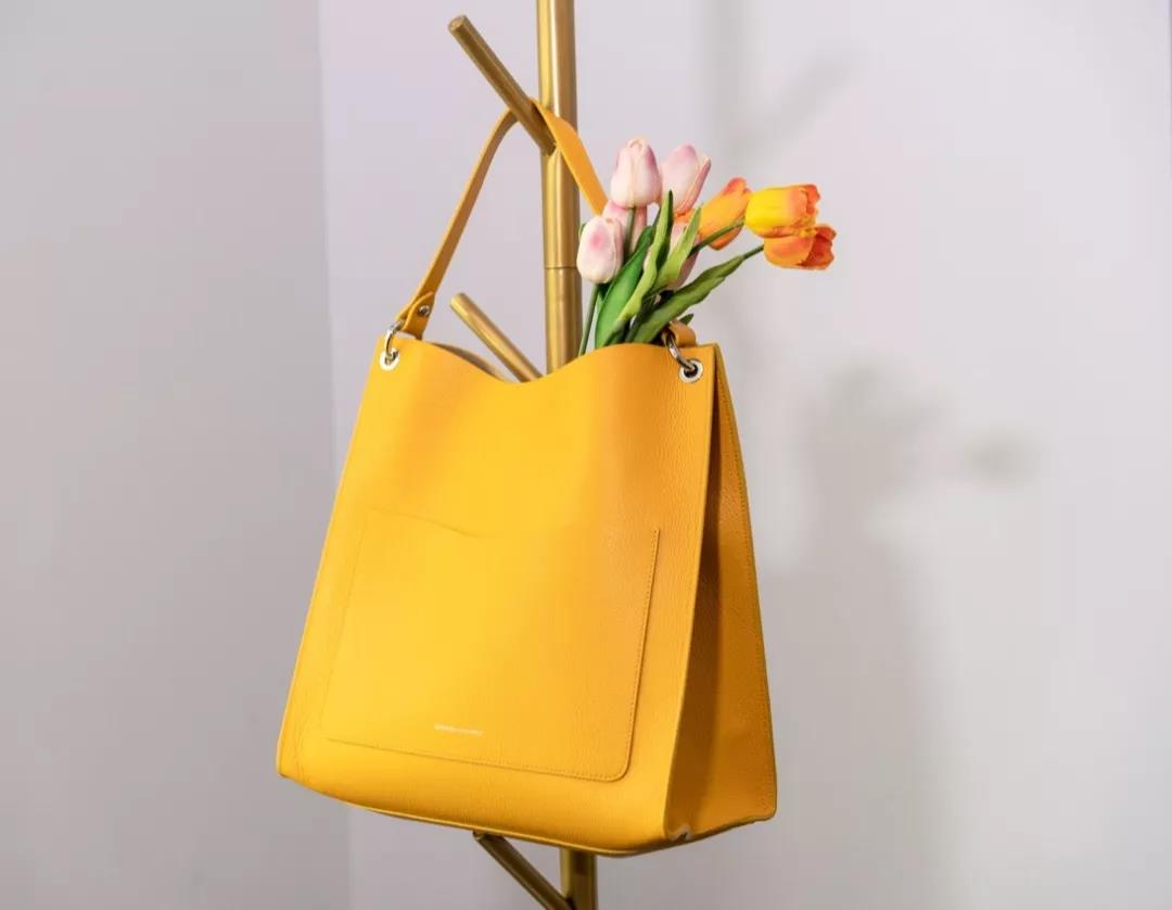 背出去的包包,包包背得长好看还是短好看