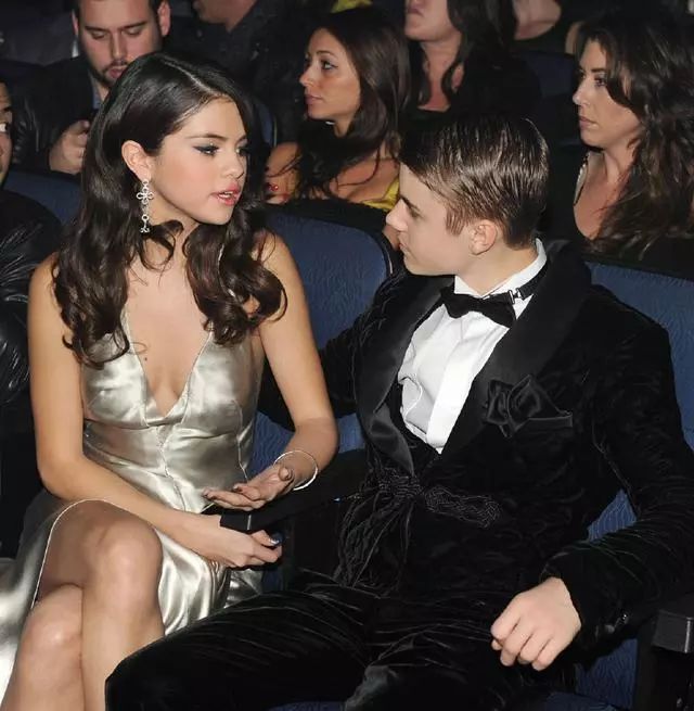 贾斯汀比伯是什么歌手,和贾斯汀比伯一样火的歌手