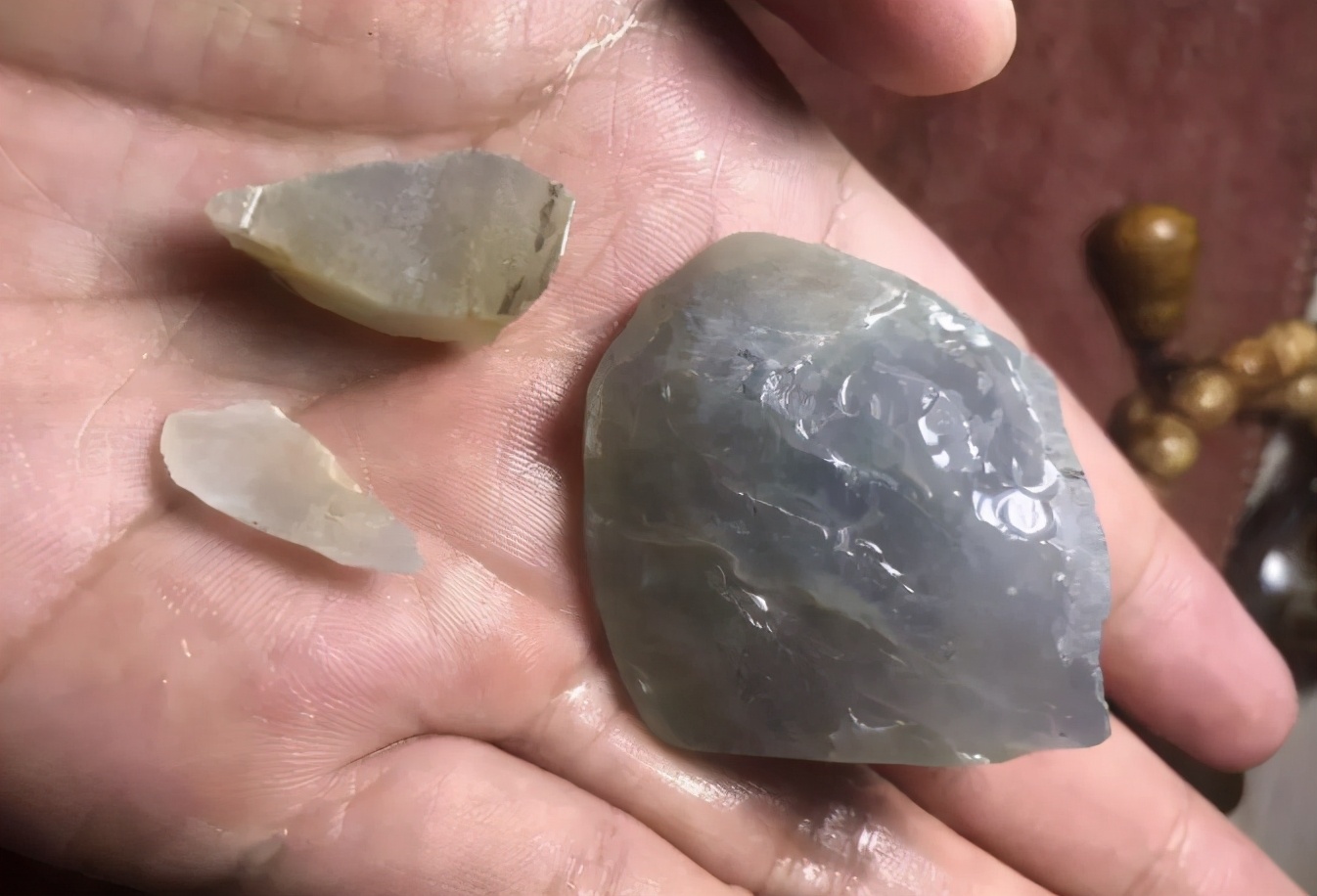 开窗已是满色的翡翠原石,翡翠原石假皮开窗表现图片