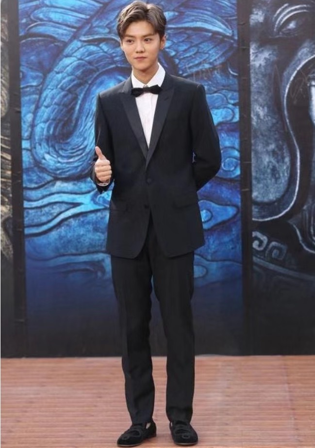 鹿晗穿西装新郎,鹿晗棕黄格子西装