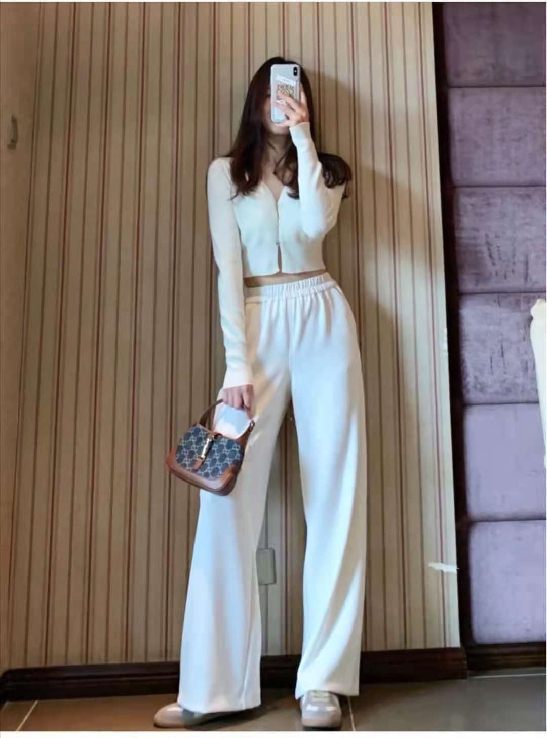 夏天白色阔腿裤搭配什么上衣,白色灯芯绒阔腿裤怎么配上衣