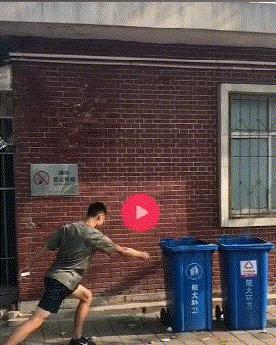 搞笑gif段子兄弟你把我吓到了,搞笑gif段子实在是猝不及防啊