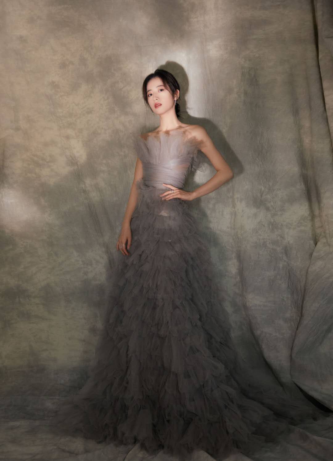 周雨彤身穿白色露脐装大秀小蛮腰,周雨彤短发礼服