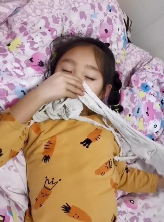 一件T恤破成抹布,娃还要每天抱着睡,如何看待这种恋物行为