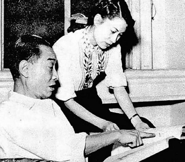 1988年，人大会议上*小平邓**正要抽烟，收到陌生纸条：请你不要吸烟