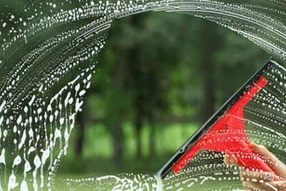 挡风玻璃有油膜清除的最佳方法,挡风玻璃油膜应急处理方法