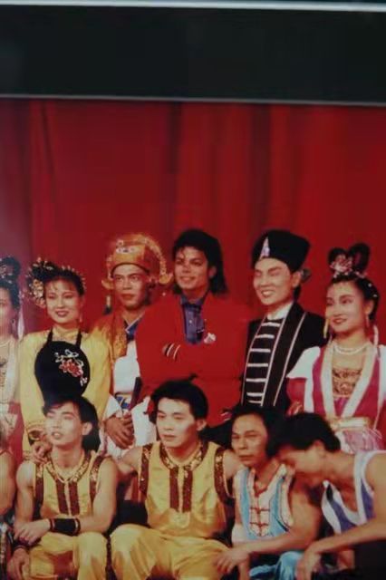 中山迈克尔杰克逊,迈克尔杰克逊跟中山老太太合影