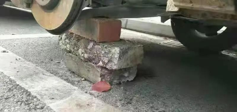 修车工偷开宝马车外出,汽修工偷开走客户的豪车撞报废