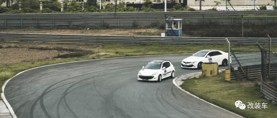 改装也疯狂黑武士标致207的蜕变,08年标致207还能值多少钱