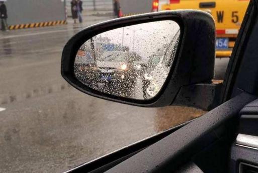 雨天后视镜看不清去除小妙招,后视镜雾气重怎么去除