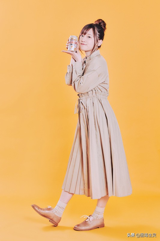高桥李依为麒麟一番榨啤酒拍摄的宣传图和访谈