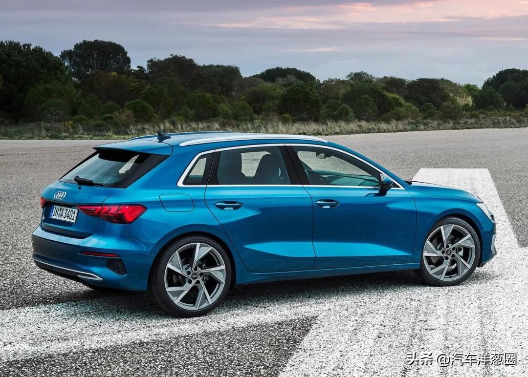 宝马换新车标了！蓝天白云帅炸，以后黑白标只代表低端宝马车主？