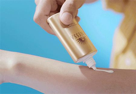 化妆应该先上粉底还是先上遮瑕,化妆教程应该先涂遮瑕还是粉底