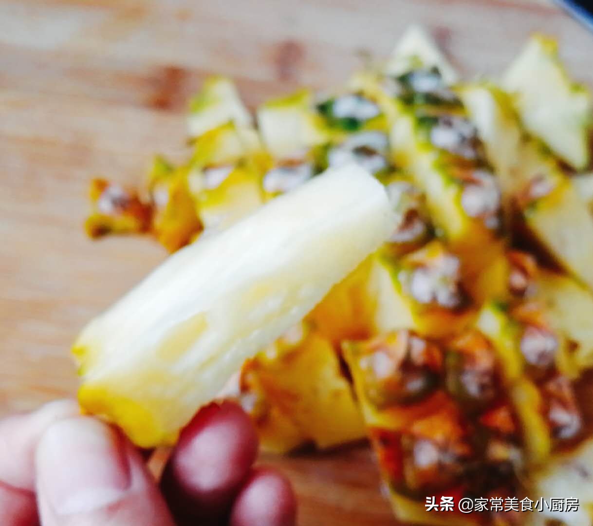 菠萝好吃不会削？简单一招处理菠萝，不用削皮不用挖眼，香甜可口