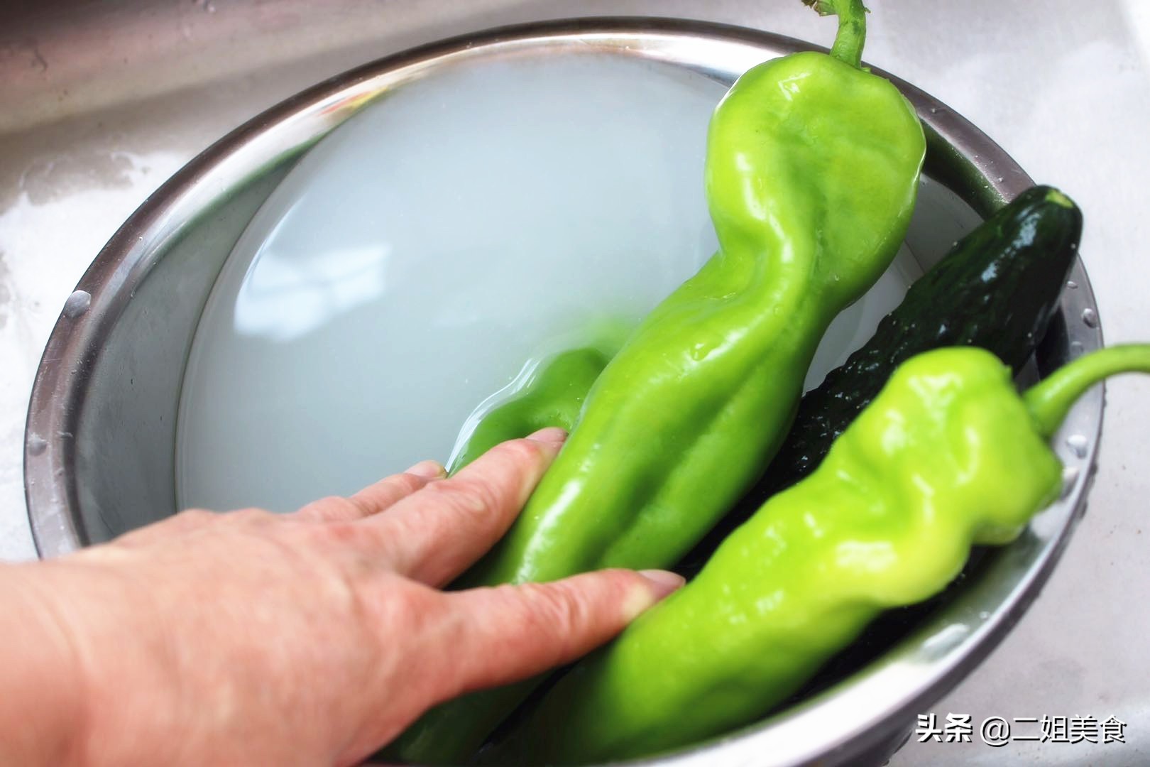 淘米水洗水果蔬菜去农残视频,清洗蔬菜残留消毒水