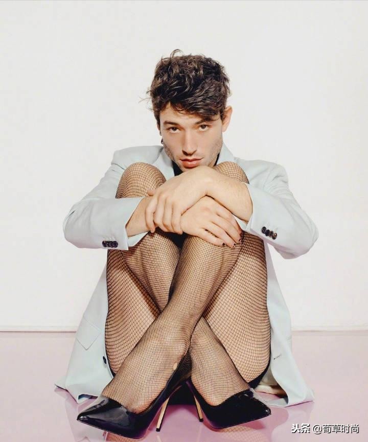 男人骚起来不管女人事!E妹踩高跟穿胸衣演绎性感,不料*袜丝**破了