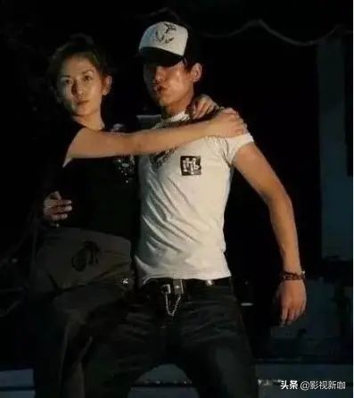 谢娜给双胞胎女儿发视频,张杰谢娜晒女儿谢娜两姐妹搀扶