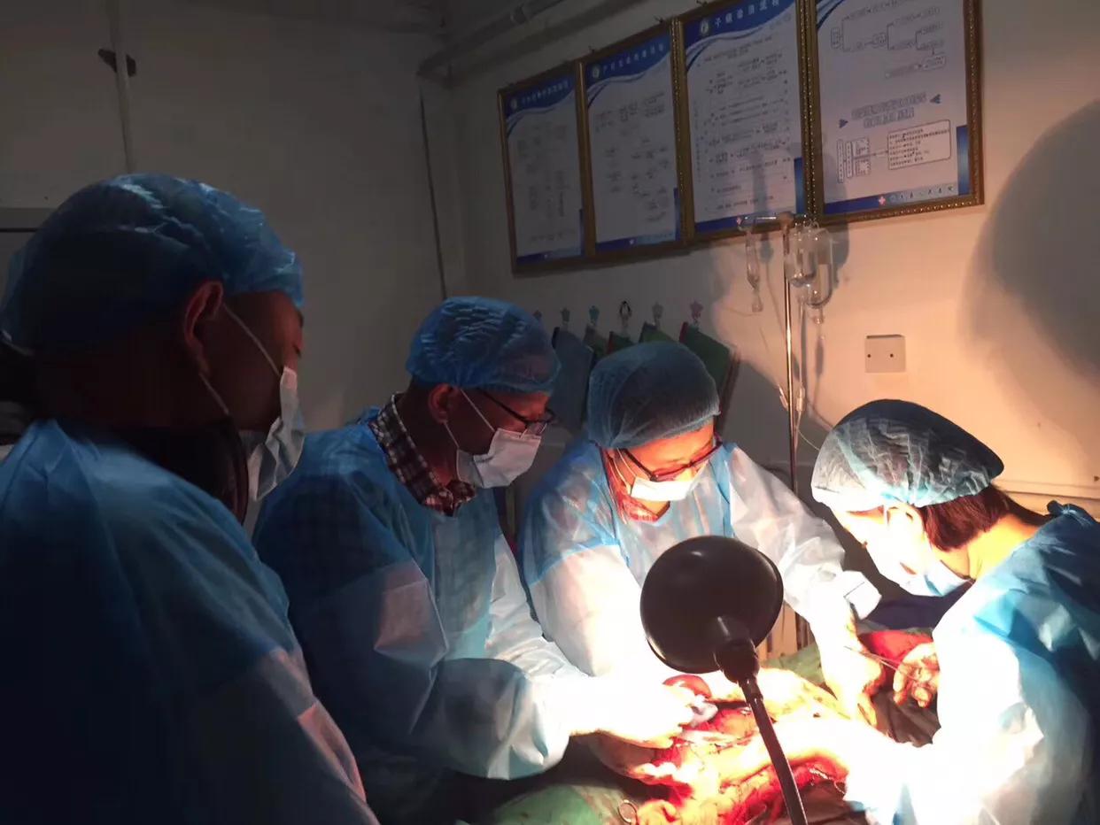 唐山援藏医疗队:一台产床上的剖宫产手术托起了藏族母女的生命