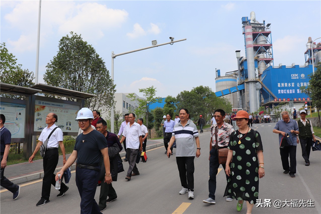 钢铁年代战友重逢,钢铁情怀