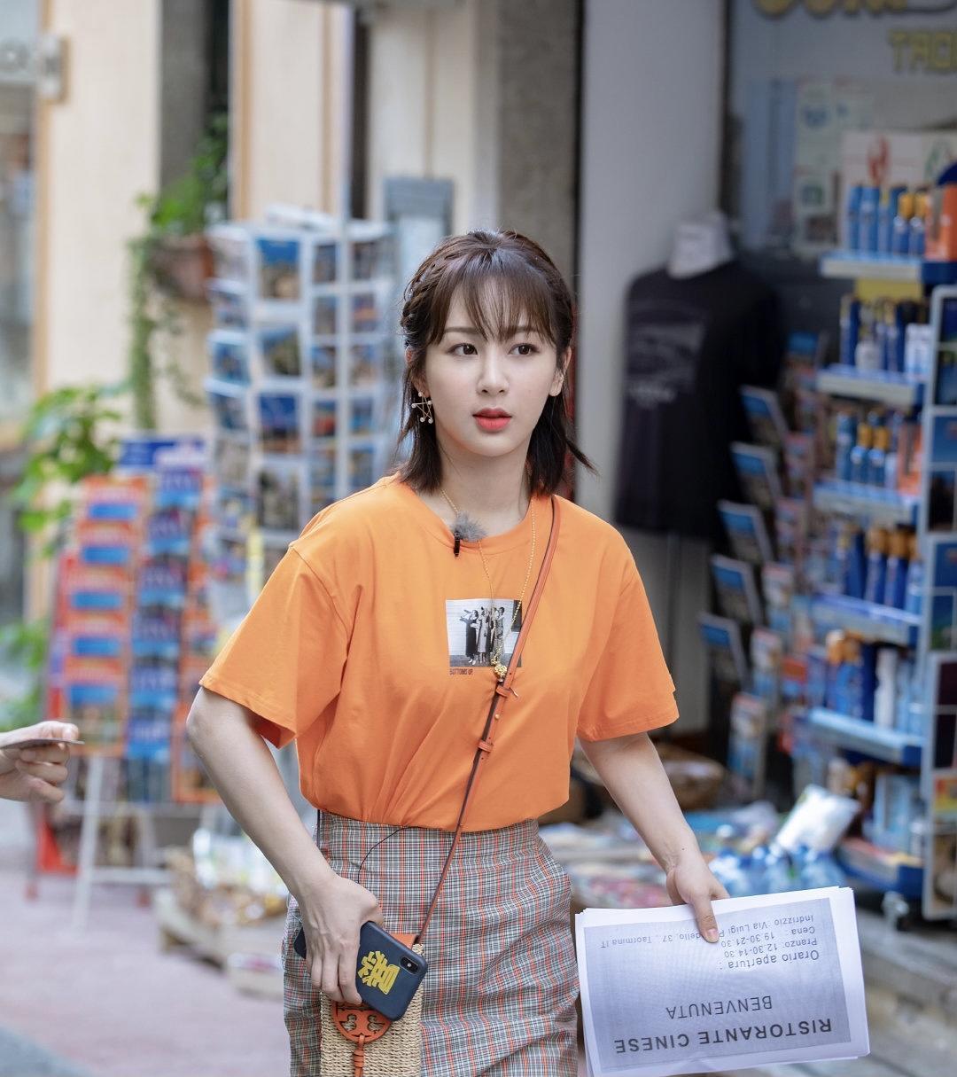 周迅穿白t恤配阔腿裤低调,周迅穿蓝色t恤