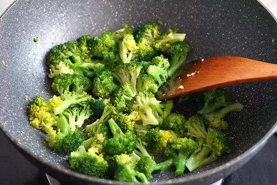 西兰花怎么炒好吃用焯水几分钟,虾仁炒西兰花用焯水吗