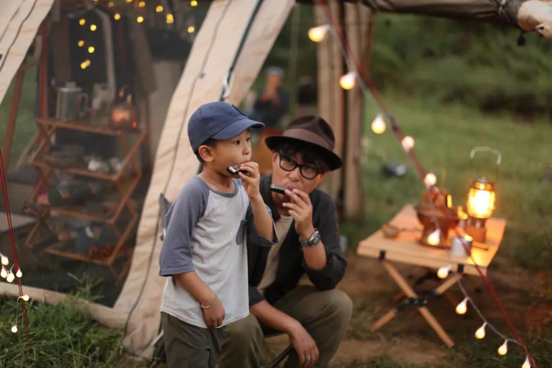 露营这阵风刮得太猛了,组团睡野地到底爽在哪里?